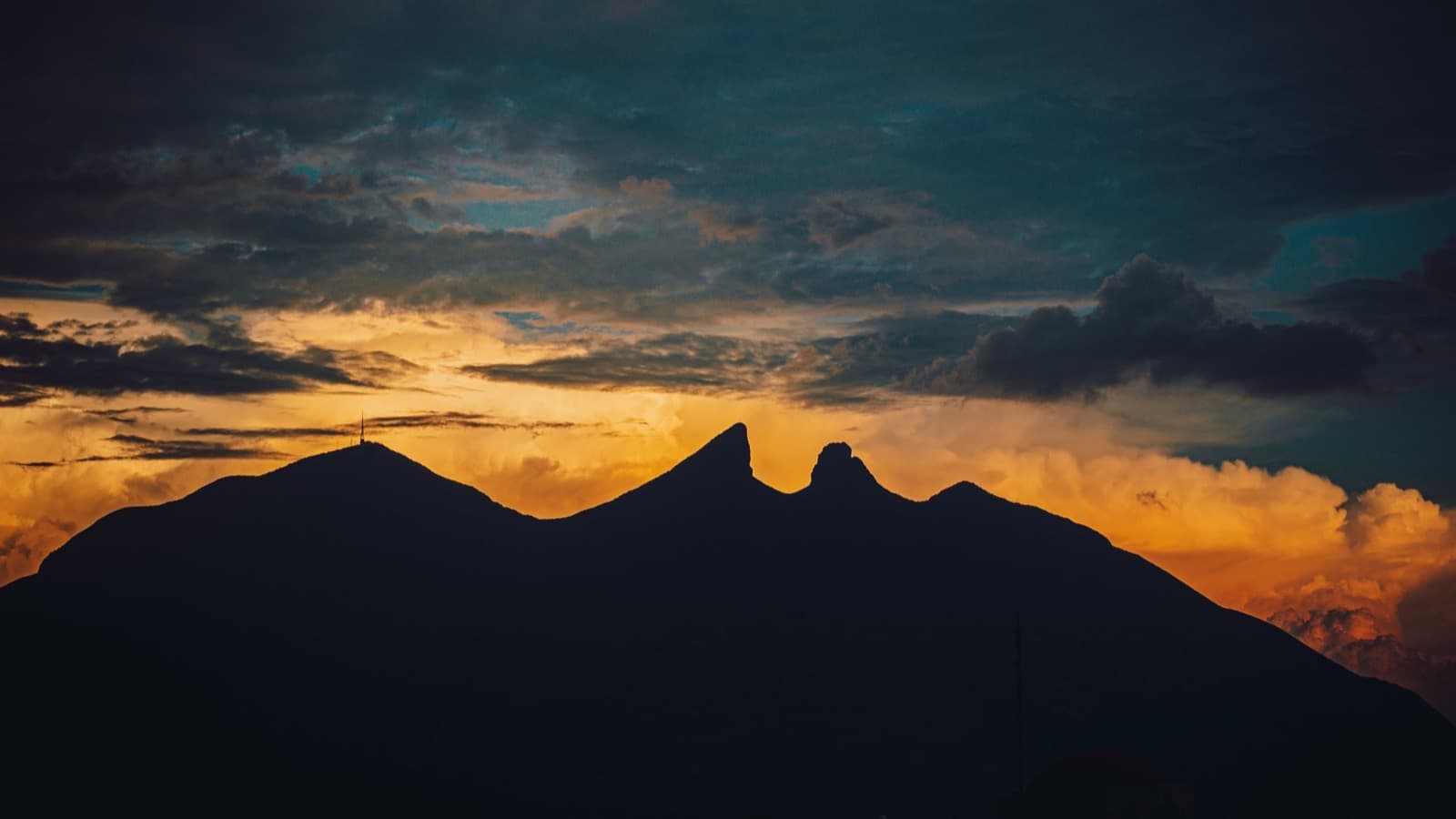 Silueta del Cerro de la Silla al atardecer, Monterrey